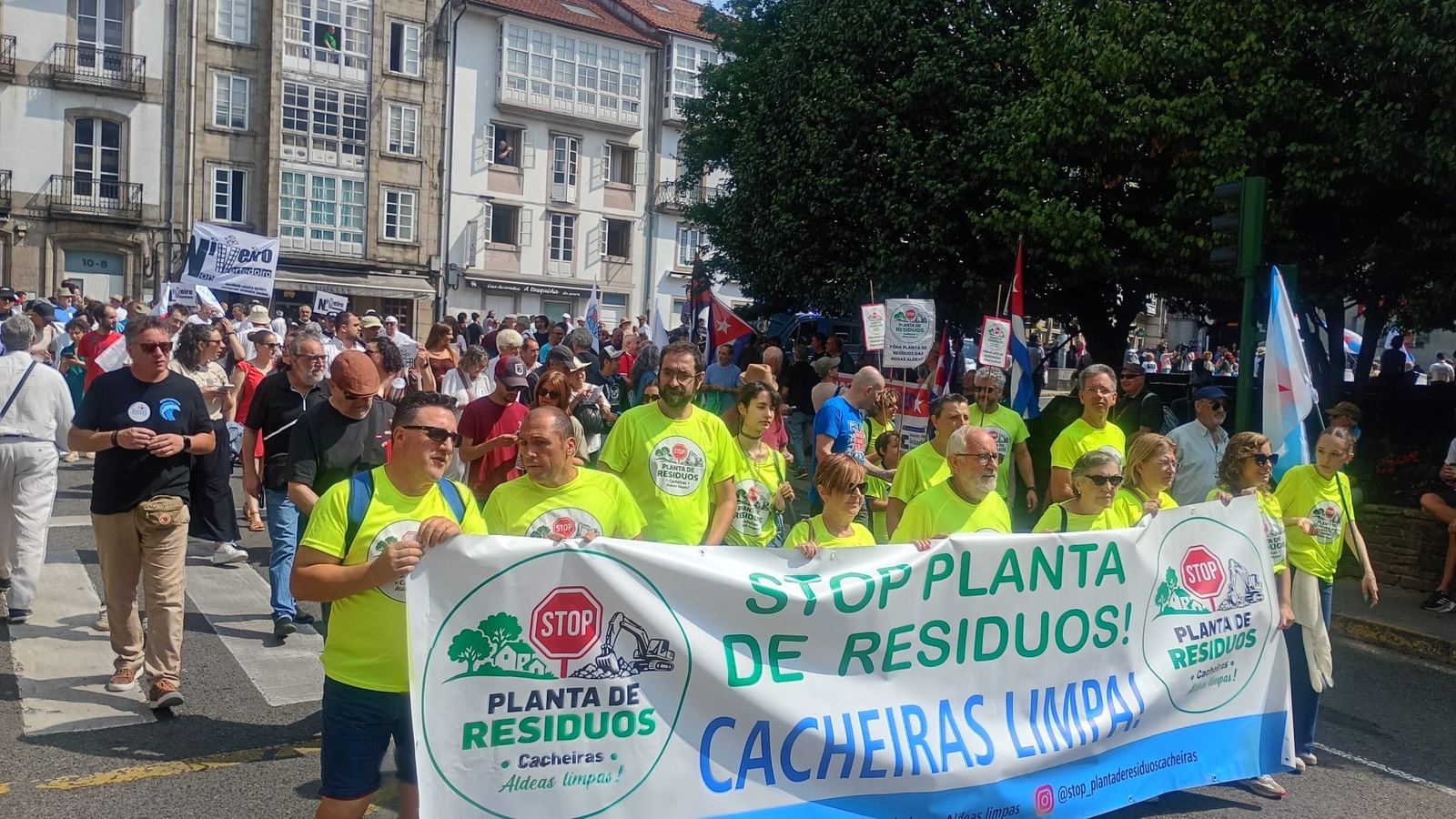 Cabeceira da plataforma nunha manifestación en Santiago coa pancarta «STOP planta de residuos! Cacheiras limpa!».
